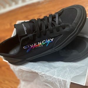 GIVENCHY 
Tennis Light Low Sneaker in Multi.